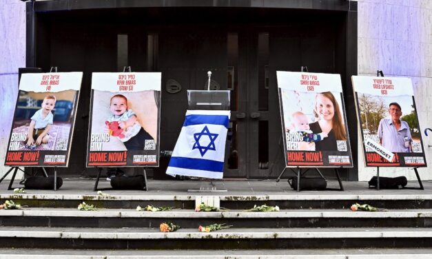 Große Anteilnahme bei Mahnwache vor Düsseldorfer Synagoge