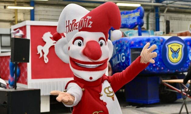 Segnung der Rosenmontagswagen in der Wagenbauhalle