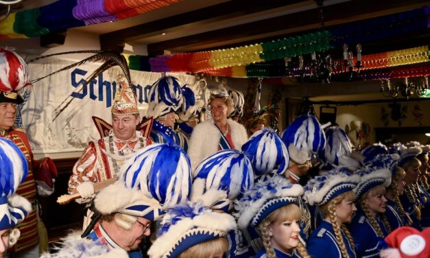 Düsseldorf feiert Karneval: Jecke Stimmung in der Altstadt