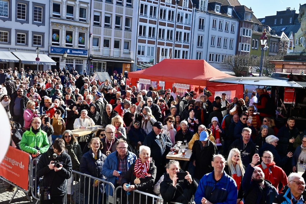 Ein voller Markplatz bei dem BIWAK der Prinzengarde Rot-Weiss © Lokalbüro