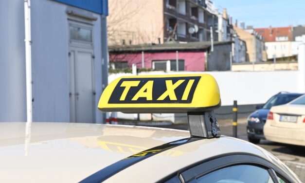 Hassels – Raub auf Taxifahrer – Unbekannte Täter flüchten mit Beute – Polizei sucht Zeugen