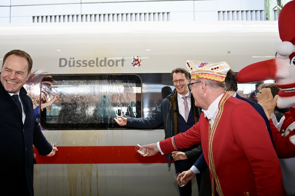 Taufe wie es sich gehört mit Altbier. OB Stephan Keller, Ministerpräsident Hendrik Wüst und Lothar Hörning © Lokalbüro