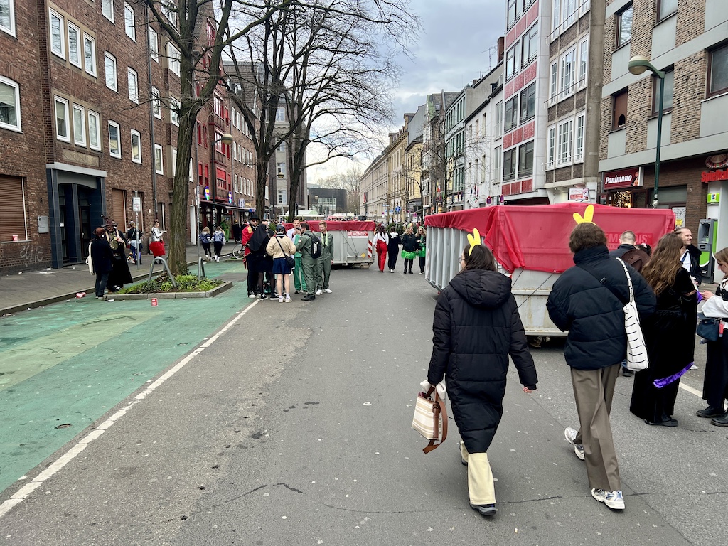 "Die Sicherheitsvorkehrungen wurden erhöht. An vielen Stellen standen wieder Container oder LKW, die die Zufahrt zur Altstadt blockierten." © Lokalbüro