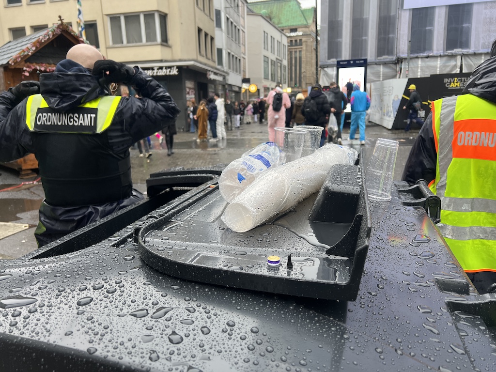 Glasverbotskontrolle an den Eingängen zur ALtstadt © Lokalbüro