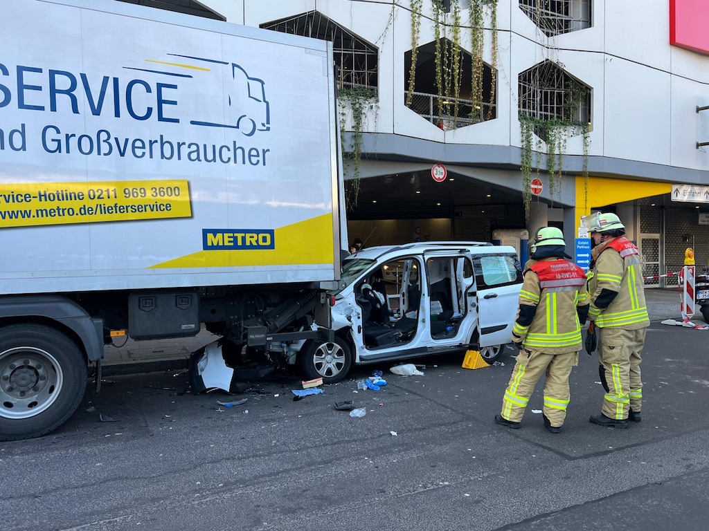 PKW für unter einem parkenden LKW © Lokalbüro