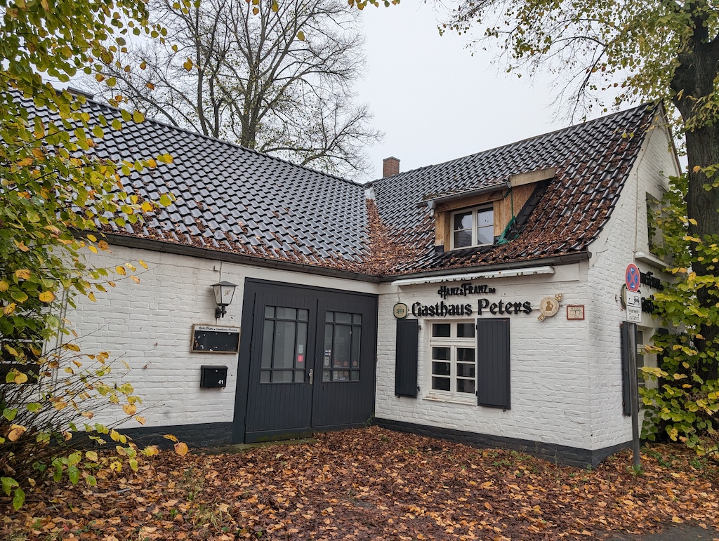 Einst war das Gasthaus Peters in Wittlaer gemütlicher Treffpunkt für die Menschen aus dem ganzen Düsseldorfer Norden. Und auch die Karnevalsparties unter der Regie von Werner Peters waren legendär. Das ist nun Geschichte.© Gabriele Schreckenberg