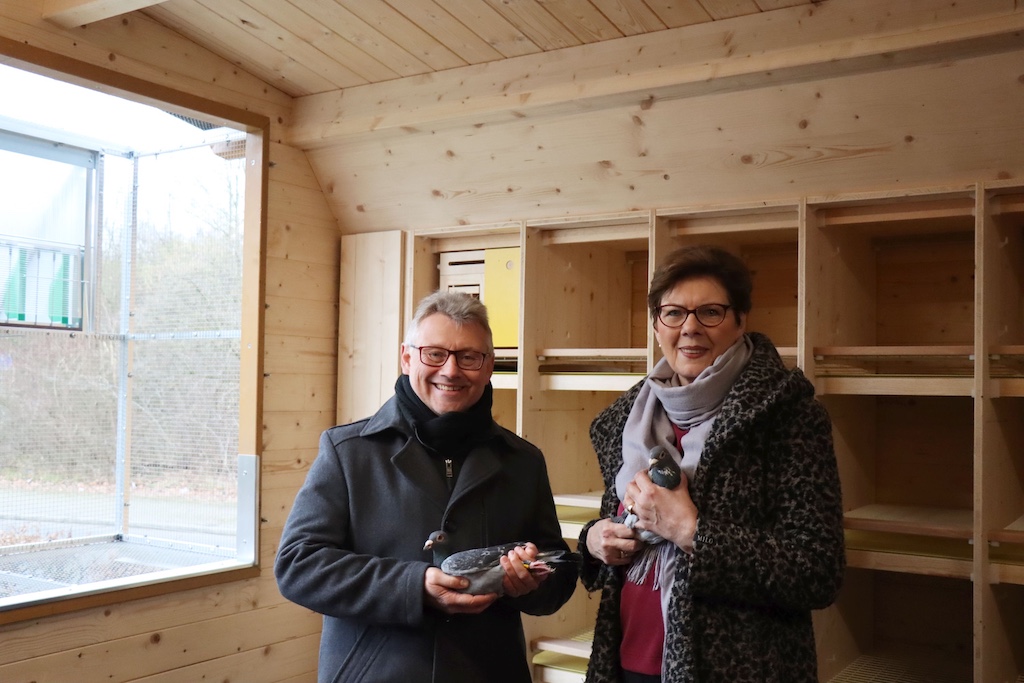 Rheinbahn-Vorstand Michael Richarz und Monika Piasetzky (Vorsitzende Tierschutzverein Düsseldorf) stellen das Taubenhaus vor und erläutern die zukunftsweisende Lösung, die Schutz für Mensch und Taube bietet. 