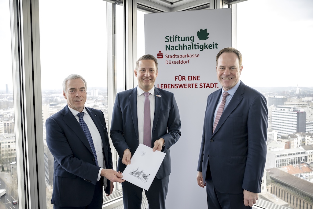 Stefan Dahm (Vorstandsvorsitzender Stadtsparkasse Düsseldorf), Regierungspräsident Thomas Schürmann und Oberbürgermeister Dr. Stephan Keller.  © Andreas Endermann