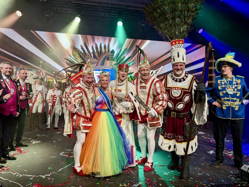 Ein ungewohnter Anblick auf der Sitzungsparty der KG Regenbogen: das Düsseldorfer Prinzenpaar und das Kölner Dreigestirn in Feierfreude vereint auf der Bühne  © KG Regenbogen e.V.