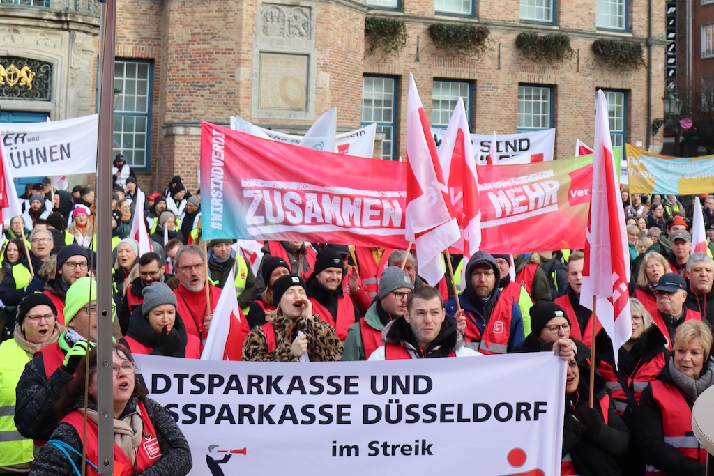 verdi Streik vor dem Rathaus