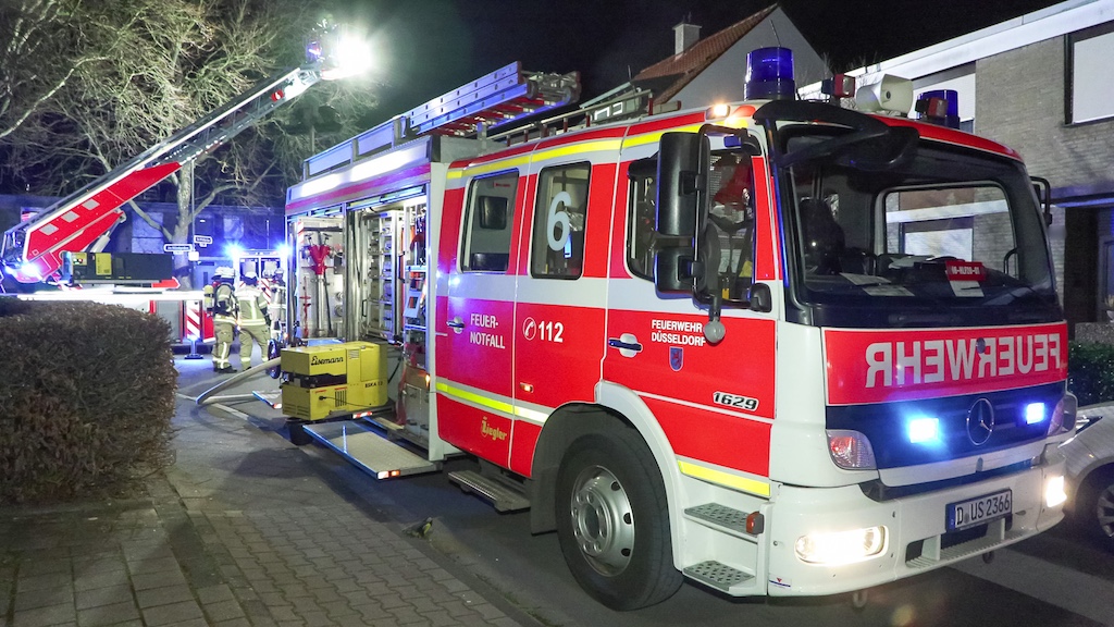 Feuerwehr Düsseldorf bekämpft nächtlichen Brand in Reihenhaus