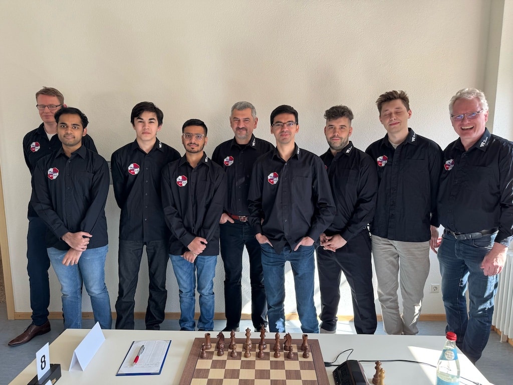 Der Düsseldorfer SK auf dem Weg zum Titel: die Großmeister Jan Gustafsson, Arjun Erigaisi, Javokhir Sindarov, Raunak Sadhwani, Victor Bologan, Anish Giri, Ian Nepomniachtchi, Andrey Esipenko sowie Mannschaftsführer Jan Werner © Düsseldorfer SK