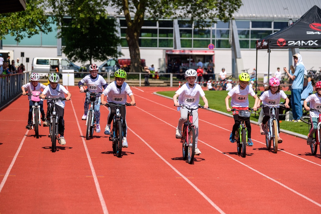 Auf die Pedale, fertig, los: Der beliebte Kinderradwettbewerb Petit Départ richtet sich in diesem Jahr an die Jahrgänge 2013 bis 2016 und startet im Mai. Anmeldungen sind ab Samstag, 8. März 2025, möglich,(c)Landeshauptstadt Düsseldorf/Uwe Schaffmeister