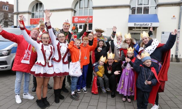 OB Dr. Keller verteilt Karnevalsorden an Kinder und Jugendliche