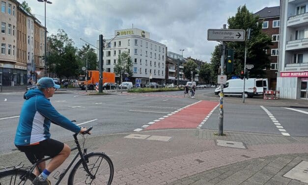 Rot eingefärbte Fahrradspuren werden gut aufgenommen
