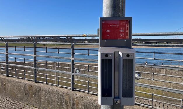 Düsseldorf montiert zwei “Abstimmaschenbecher”