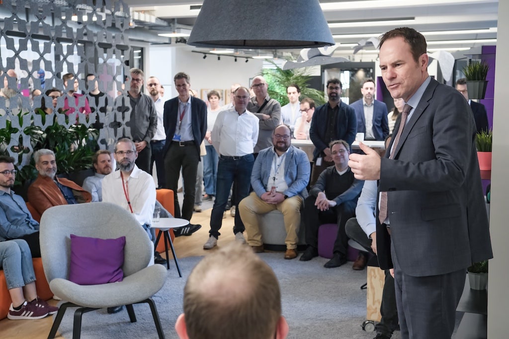 Oberbürgermeister Dr. Stephan Keller besuchte am Donnerstag, 20. März 2025, den neuen Standort von CGI Deutschland B.V. & Co. KG an der Heesenstraße in Heerdt. © Landeshauptstadt Düsseldorf/Michael Gstettenbauer