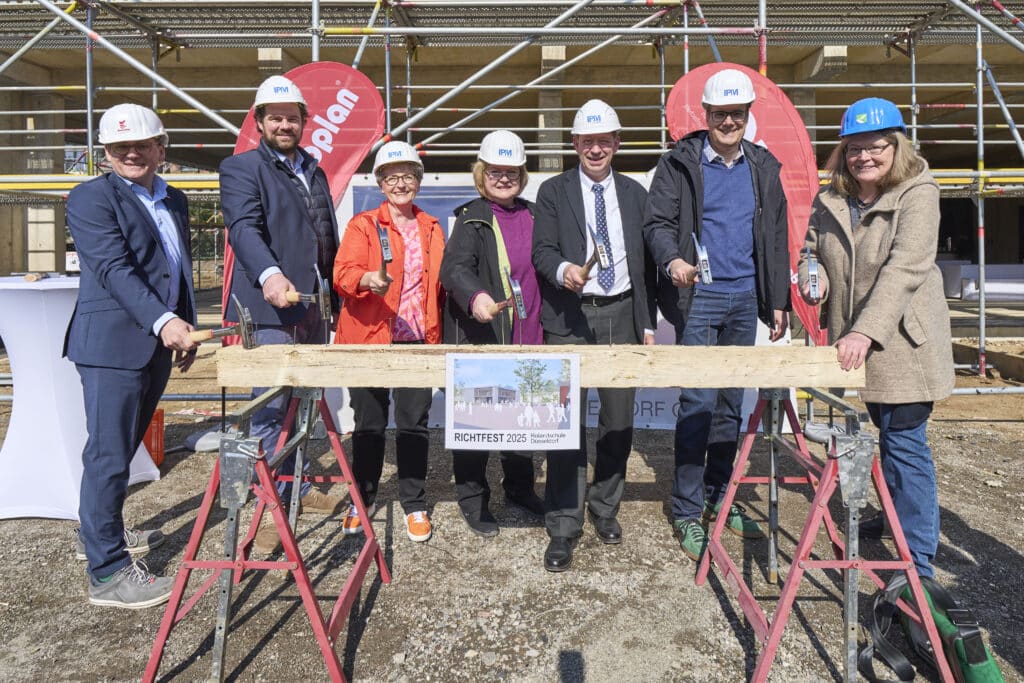 Beim Richtfest an der Gemeinschaftsgrundschule Rolandstraße (v.l.): Victor von Detmering, domoplan Baugesellschaft mbH, Michael Köhler, IPM-Geschäftsführer, Dagmar Wandt, Leiterin des Amtes für Schule und Bildung, Schulleiterin Monika Pohl, Stadtdirektor Burkhard Hintzsche, Thorsten Graeßner, IPM-Aufsichtsrat, und Bezirksbürgermeisterin Annette Klinke. © Landeshauptstadt Düsseldorf/Claus Langer