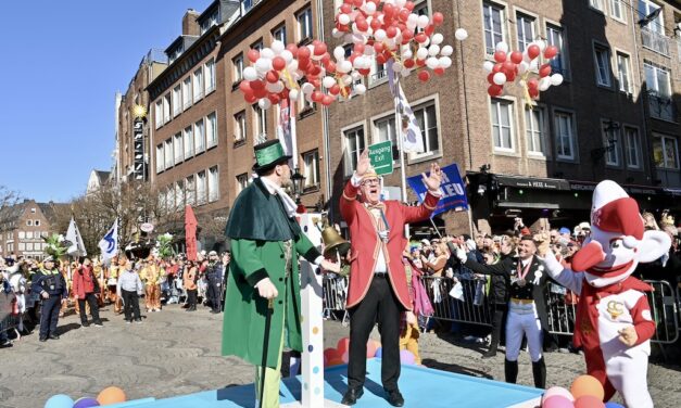 700.000 Jecken feiern den Rosenmontagszug in Düsseldorf