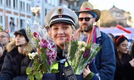 Rosenmontag in Düsseldorf: Tausende Jecken feiern friedlich bei Sonnenschein – Polizei zieht positive Bilanz