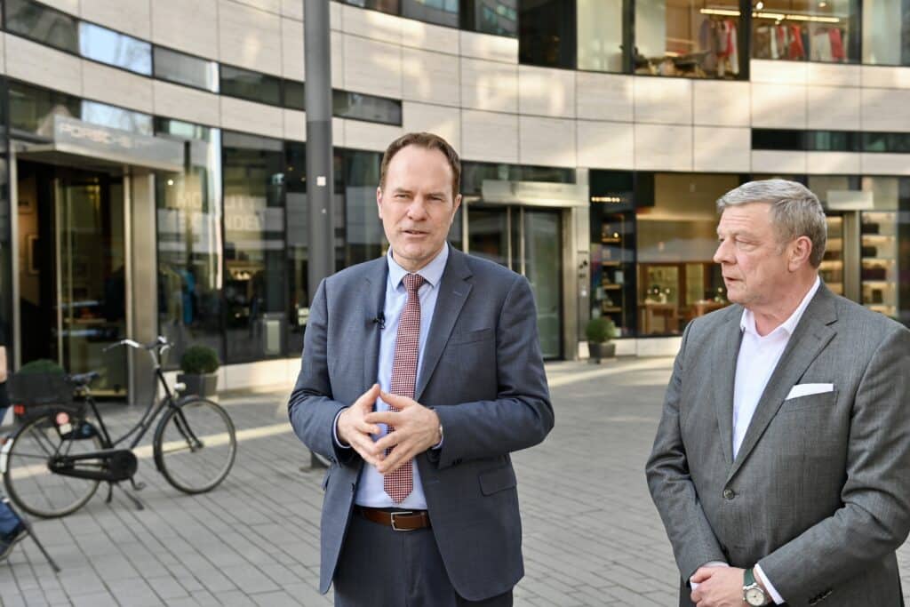 Dr. Stephan Keller, Oberbürgermeister der Landeshauptstadt Düsseldorf | Andreas Stolz, Art-Invest Head of Asset Management NRW © Lokalbüro