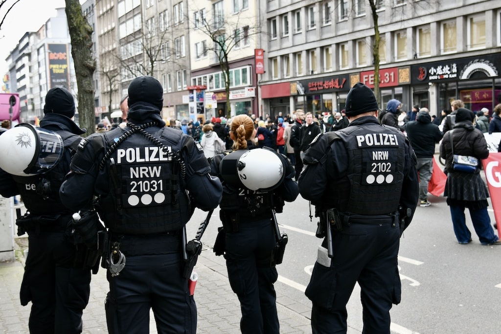 Symbolbild: Polizei im Einsatz bei Demonstration © Lokalbüro