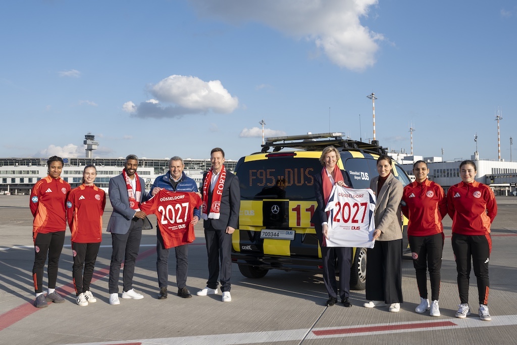 v.l.n.r.: Josephine Hierl, Iliana Christoforidou (beide Fortuna-Spielerinnen), Pradeep Pinakatt (Geschäftsführer der Flughafen Düsseldorf GmbH), Klaus Allofs, Lars Redeligx, Ellen Kirschenfauth, Lisa Weiß (Sportliche Koordinatorin Mädchen- und Frauenfußball), Amina Zaoui, Serra Sütlü (beide Fortuna-Spielerinnen)© Flughafen Düsseldorf / Caroline Schlüter
 