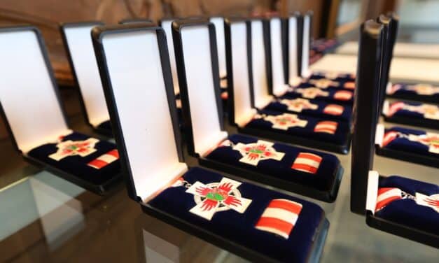 Oberbürgermeister Dr. Keller zeichnet Feuerwehrleute aus