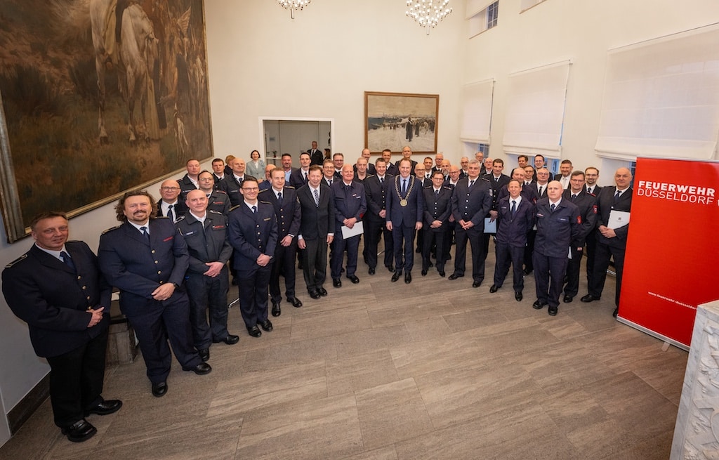 Für ihr langjähriges Engagement wurden in diesem Jahr 60 Feuerwehrleute mit dem Feuerwehr-Ehrenzeichen ausgezeichnet. Am Empfang im Rathaus nahmen 38 Feuerwehrleute teil. © Landeshauptstadt Düsseldorf/Melanie Zanin