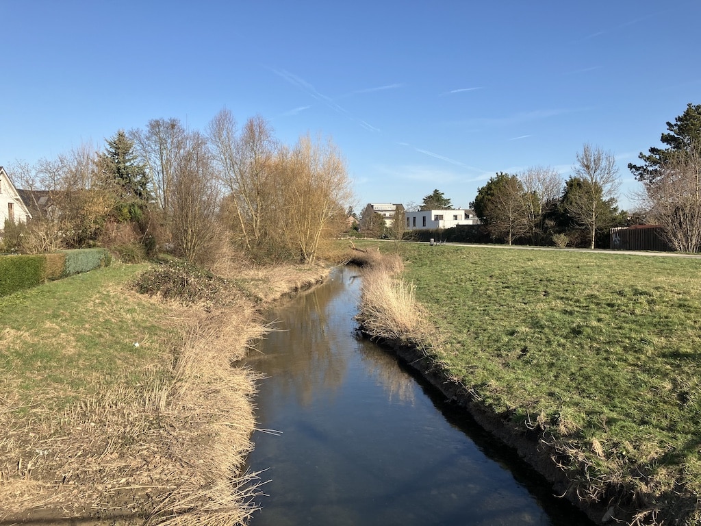 Die Landeshauptstadt Düsseldorf führt die nächste öffentliche Gewässerschau am Kittelbach durch. Dieser erstreckt sich über etwa 9,5 Kilometer und verläuft auf einer Länge von rund 1,5 Kilometern unterirdisch unterhalb des Flughafens. © Landeshauptstadt Düsseldorf / Umweltamt