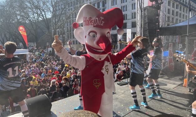 Feierlaune auf der Kö: Karnevalsfans strömen in die Innenstadt