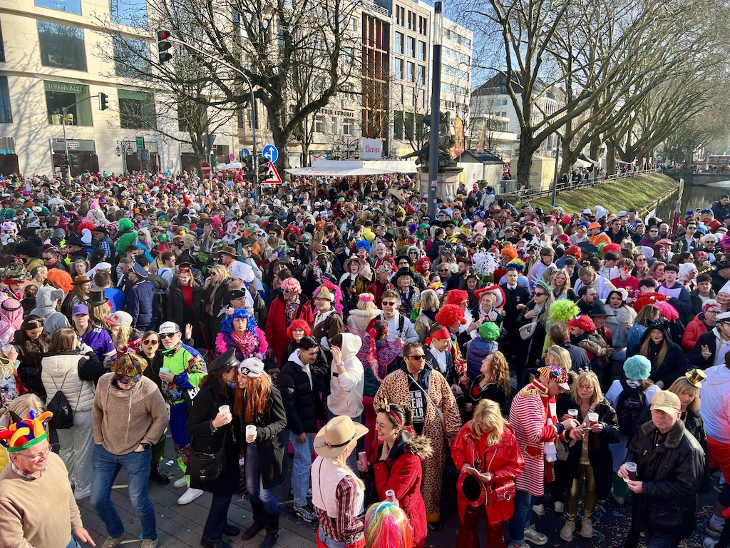 Tolle Stimmung auf der KÖ beim Straßenkarneval © Lokalbüro