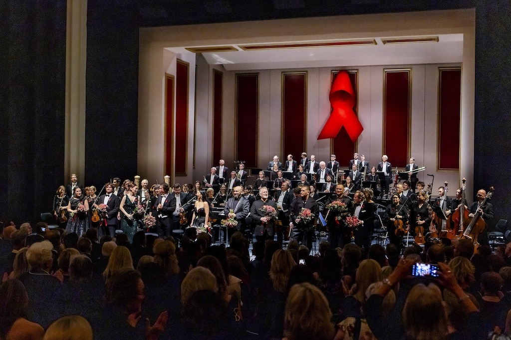 Großer Jubel und frenetischer Applaus für die Künstlerinnen und Künstler der 15. FestlichenOperngala für die Deutsche AIDS-Stiftung Foto: Anne Orthen