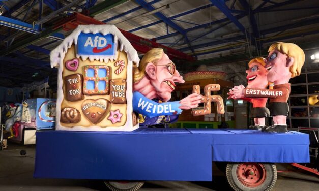 Frühe Enthüllung zweier Mottowagen: Rosenmontagszug bricht mit Tradition