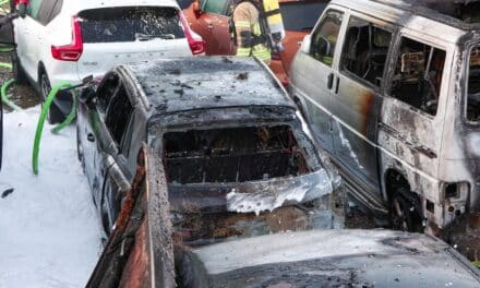 Brennende PKW erfordern Einsatz der Feuerwehr – keine Verletz