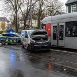 Düsseldorf-Rath: Pkw bei Abbiegemanöver von Straßenbahn erfasst – Fahrerin schwer verletzt