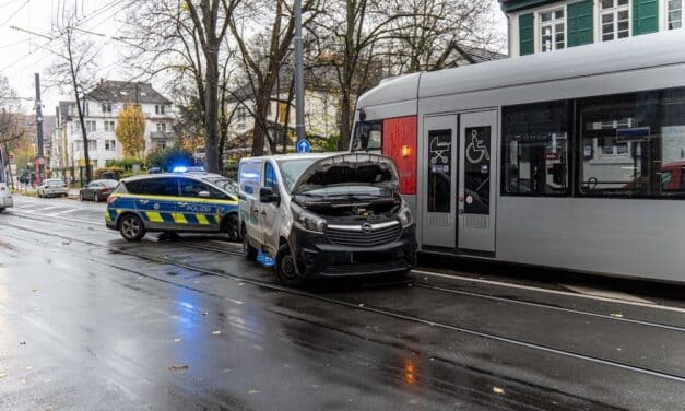 Düsseldorf-Rath: Pkw bei Abbiegemanöver von Straßenbahn erfasst – Fahrerin schwer verletzt