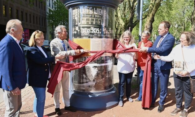 Drei Litfaßsäulen auf der Kö erinnern an die NS-Diktatur