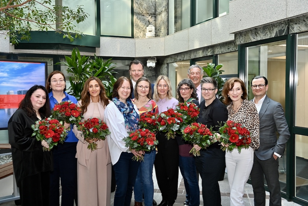 Das Foto zeigt folgende Personen: Ahlem Sehili-Klüh (Mitglied der „Wir für Düsseldorf“-Jury, 3.v.l.), Frank Theobald (CEO der Klüh Service Management GmbH, 6.v.l.), Giacinto Carducci (COO der Klüh Service Management GmbH, 1.v.r.), Wolfgang Rolshoven (Mitglied der „Wir für Düsseldorf“-Jury, 2.v.r.) sowie die Vertreterinnen der begünstigten Vereine. © Lokalbüro