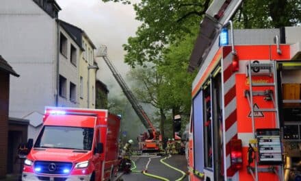 Tödlicher Brand in Düsseldorfer Dachgeschosswohnung – Feuerwehr verhindert Ausbreitung auf Nachbargebäude