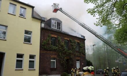 Dachstuhlbrand in Gerresheim – Feuerwehr verhindert Ausbreitung, keine Verletzten