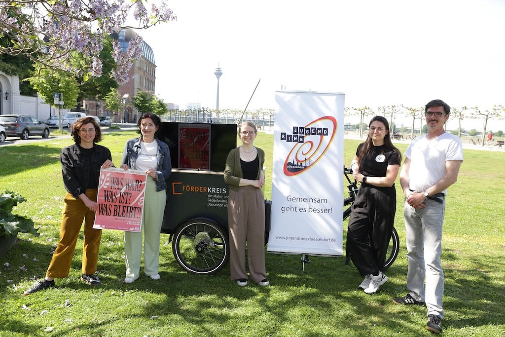 Bei einem Medientermin am 30. April 2025 stellte Beigeordnete Miriam Koch und das Organisations-Team das Geschichtsfestival am 9. und 10. April vor: v. li. Anna Schlieck (Mahn- und Gedenkstätte), Miriam Koch, Verena Hohn (Jugendring), Caro Baum (Zakk) und Joachim Schröderh, Verena Hohn (Jugendring), Caro Baum (Zakk) und Joachim Schröder (Erinnerungsort Alter Schlachthof), © Landeshauptstadt Düsseldorf/Ingo Lammert