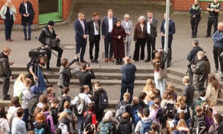 1.200 Schülerinnen und Schüler aus Erkrath beziehen Schulgebäude in Benrath