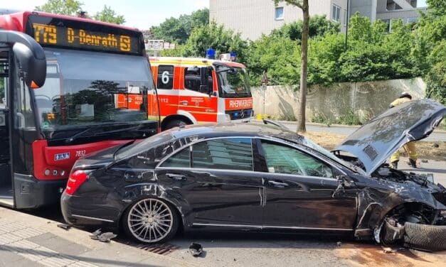 Schwerer Verkehrsunfall am Vormittag auf der Frankfurter Straße in Düsseldorf