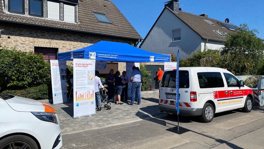 Die Starkregenberatung des SEBD ist ab sofort auf Wochenmärkten in Düsseldorf unterwegs, um Eigentümerinnen und Eigentümer über die Starkregenproblematik aufzuklären,©SEBD