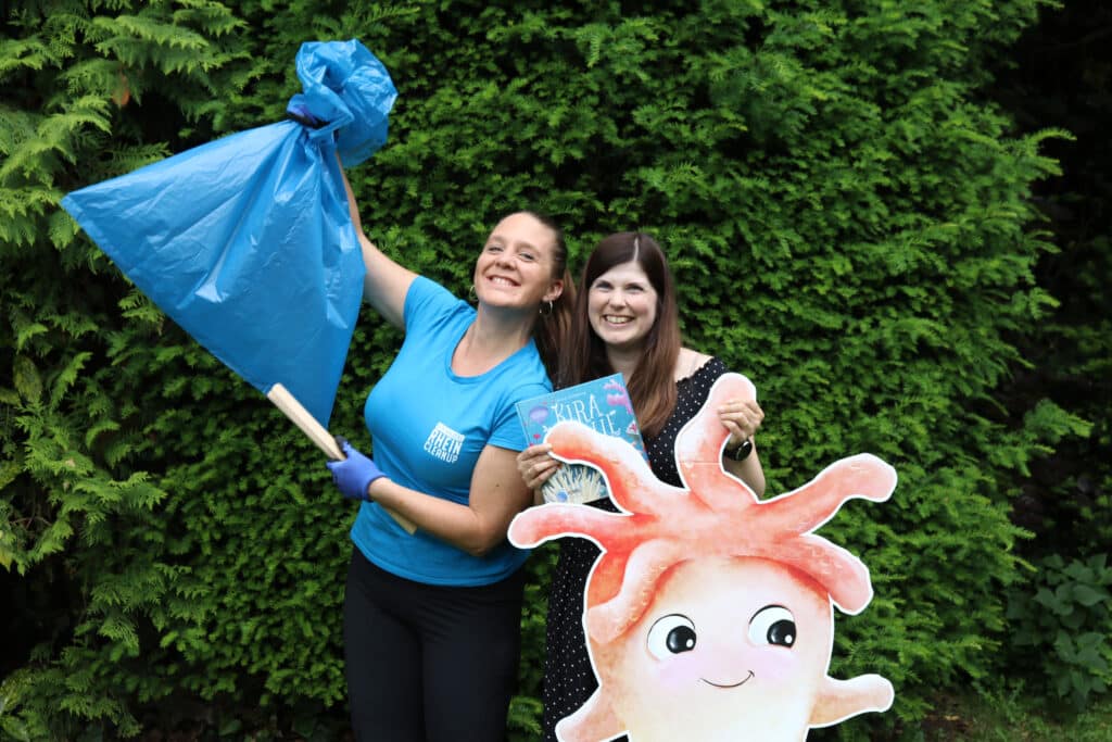 Victoria Blocksdorf und Alina Gries (von links) unterstützen das Projekt des Aquazoo zum World Oceans Day am 8. Juni © Landeshauptstadt Düsseldorf/Aquazoo Löbbecke Museum