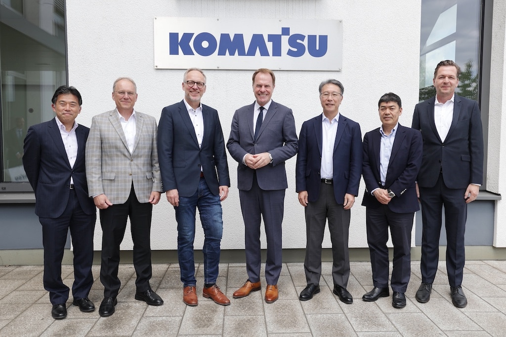 Oberbürgermeister Dr. Stephan Keller (m.) mit den beiden Vorständen der Komatsu Ltd., Korekiyo Yanagisawa (3.v.r.) und Peter Salditt (2.v.l.), sowie des deutschen Führungsteams um Präsident Ansgar Thole (3.v.l.), beim Besuch der Firmenzentrale von Komatsu Germany GmbH. © Landeshauptstadt Düsseldorf/David Young