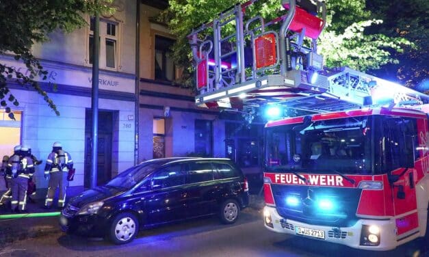 Am späten Abend wurde die Feuerwehr Düsseldorf zu einer Feuermeldung auf die Erkrather Straße alarmiert