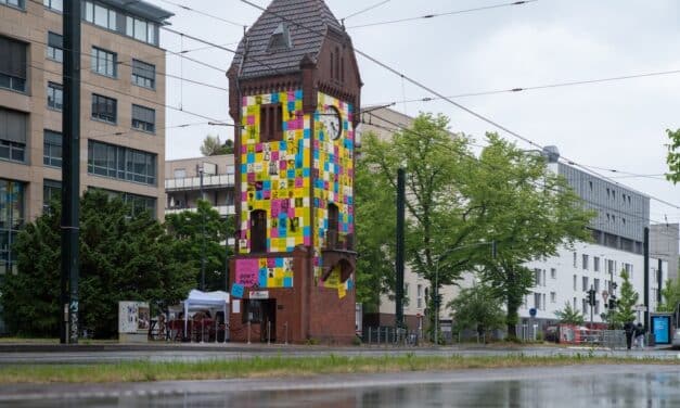 „Don’t Panic“ – Meral Alma lässt den Düsseldorfer Uhrenturm sprechen