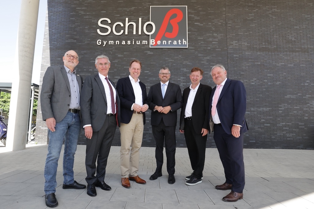 Bei der Einweihung des Schloß-Gymnasiums (v.l.): Schulleiter Raimund Millard, Manfred Kornfeld. Kaufmännischer Vorstand der IDR AG, Oberbürgermeister Dr. Stephan Keller, Peter Blumenrath, Aufsichtsratsvorsitzender der IDR AG, Stadtdirektor Burkhard Hintzsche und Ekkehard Vinçon, Technischer Vorstand der IDR AG. © Landeshauptstadt Düsseldorf/David Young